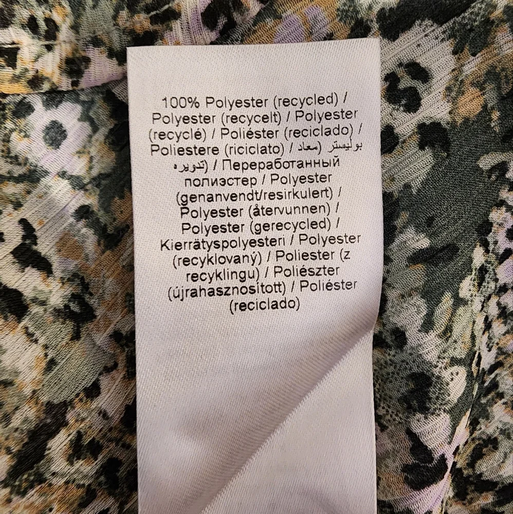 B. Young Floral Light Woven Shirt Size Medium NWOT - Picture 7 of 7